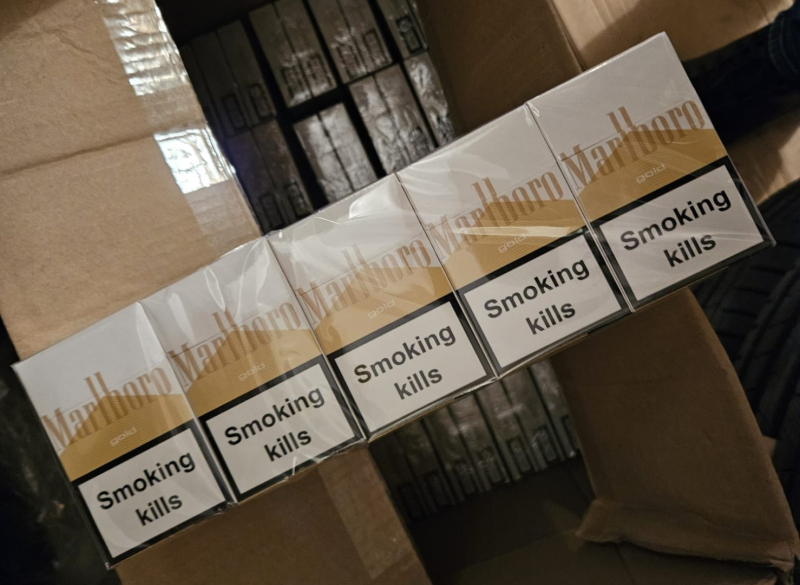 Uz kastes uzliktas piecas “Marlboro” cigarešu paciņas 