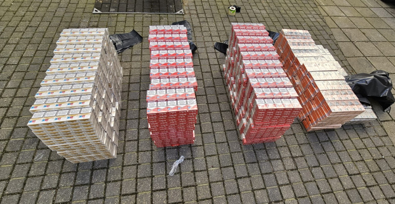 Uz zemes saliktas četras kaudzes ar dažādu marku cigaretēm 