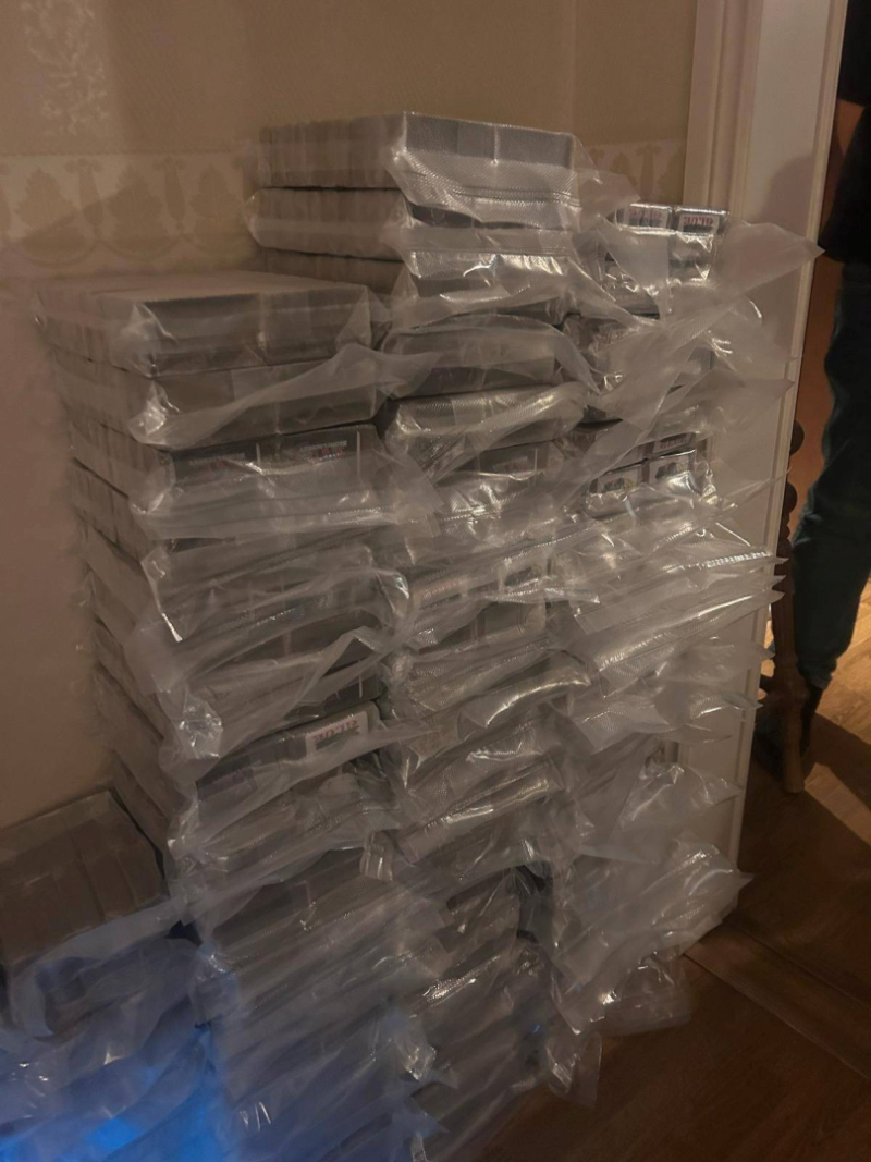 Uz grīdas salikti daudz iepakojumi ar plēvē ietītām narkotiskajām vielām 