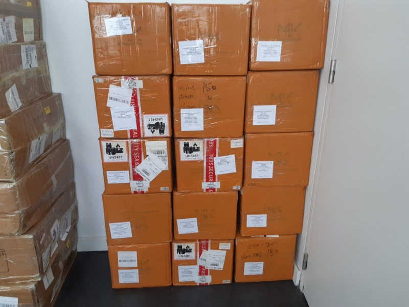 Pie sienas 15 kartona kastes ar elektroniskajām cigaretēm 