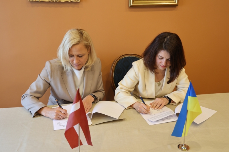 No kreisās VID ģenerāldirektore Baiba Šmite-Roķe, Ukrainas Valsts nodokļu dienesta vadītāja pienākumu izpildītāja Lesja Karnauh paraksta sadarbības memorandu