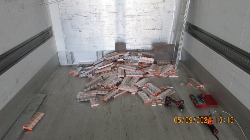 kravas nodalījumā izbārstītas daudz cigarešu paciņas 
