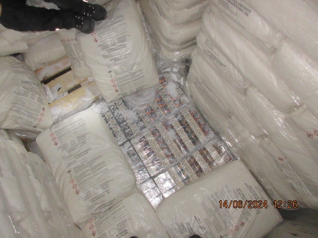 Maisos paslēptas kontrabandas cigaretes