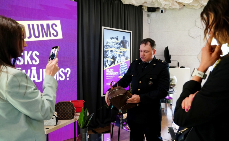 Patentu valdes kampaņas “Viltojums – lielisks komplekts?” publicitātes foto