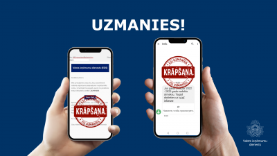 Informatīvs attēls, rokā paņemts mobilais telefons, ekrānā lasāma informācija par krāpšanu