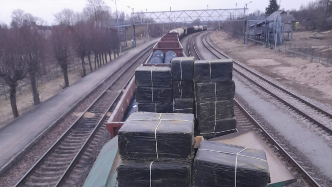 No vagona izņemti melnā plēvē satīti iepakojumi ar kontrabandas cigaretēm