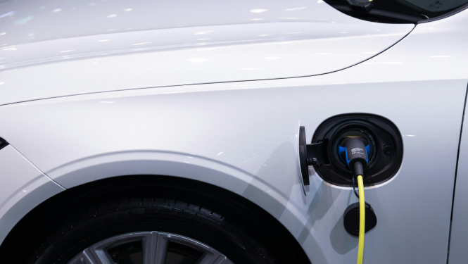 Balts auto uzlādes brīdī