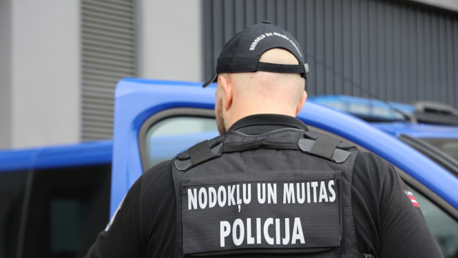 Nodokļu un muitas policijas darbinieks 