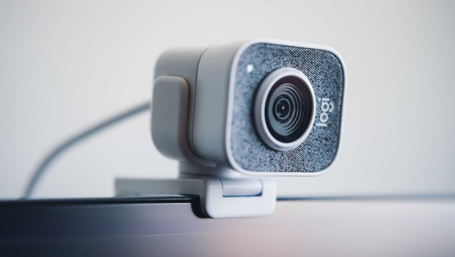 Video kamera uzlikta uz datora ekrāna