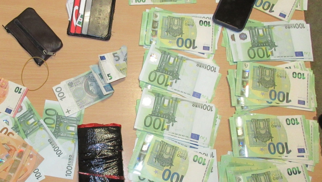 Nedeklarētas skaidras naudas banknotes uz galda