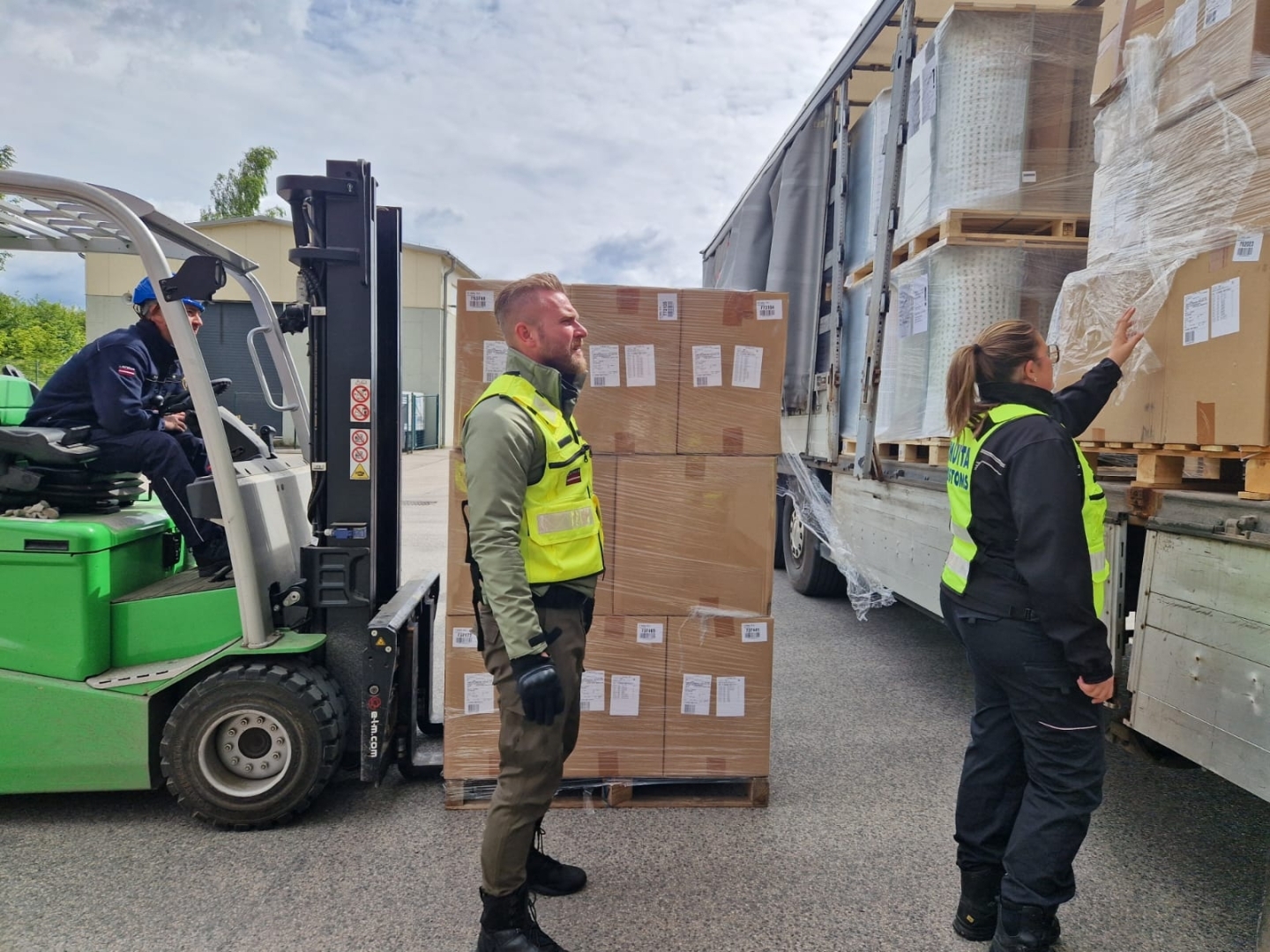 Muitas amatpersonas veic kravas transportlīdzekļa pārbaudi