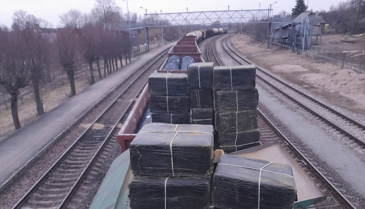 No vagona izņemti melnā plēvē satīti iepakojumi ar kontrabandas cigaretēm