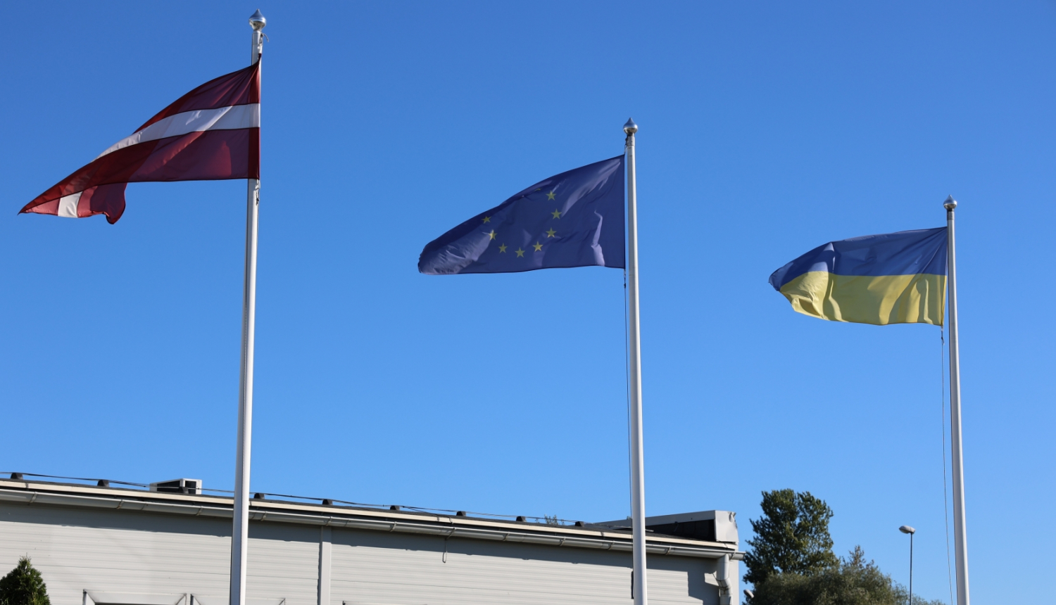Latvijas, Ukrainas un Eiropas Savienības karogi plīvo mastos