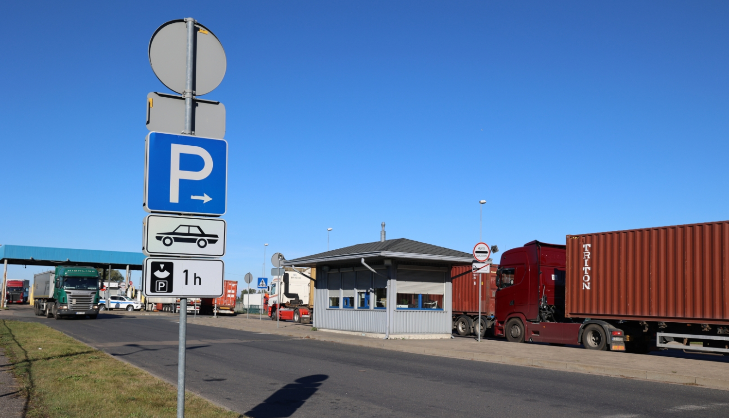 Muitas paviljons uz joslas Rīgas brīvostas teritorijā