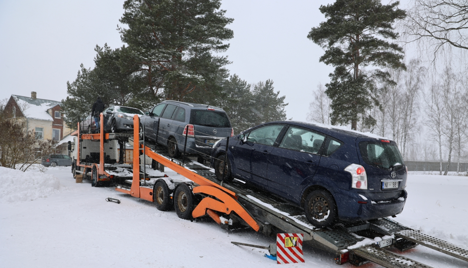 Vairākas mašīnas uz auto treilera