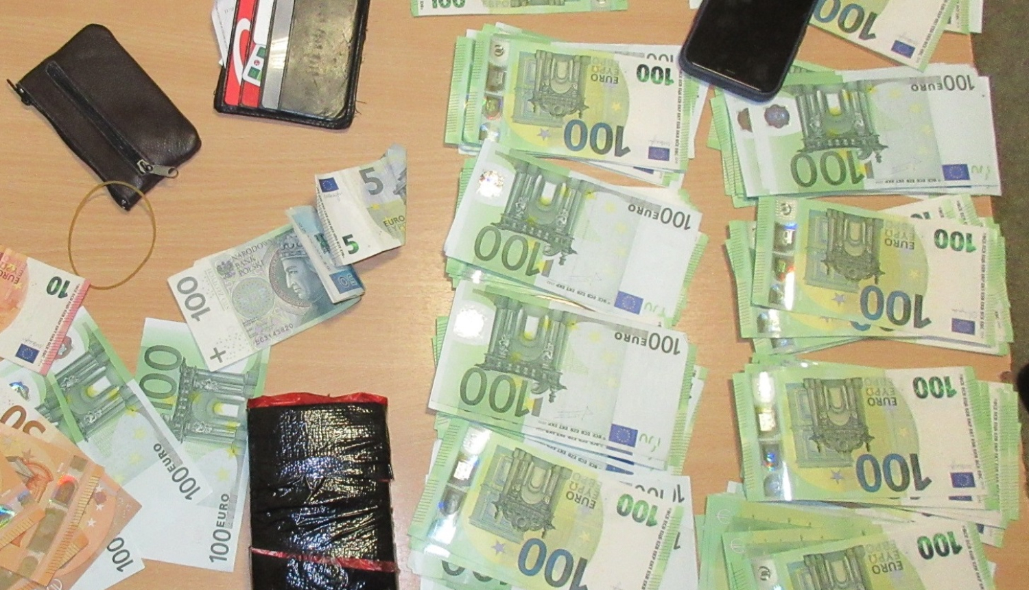Nedeklarētas skaidras naudas banknotes uz galda