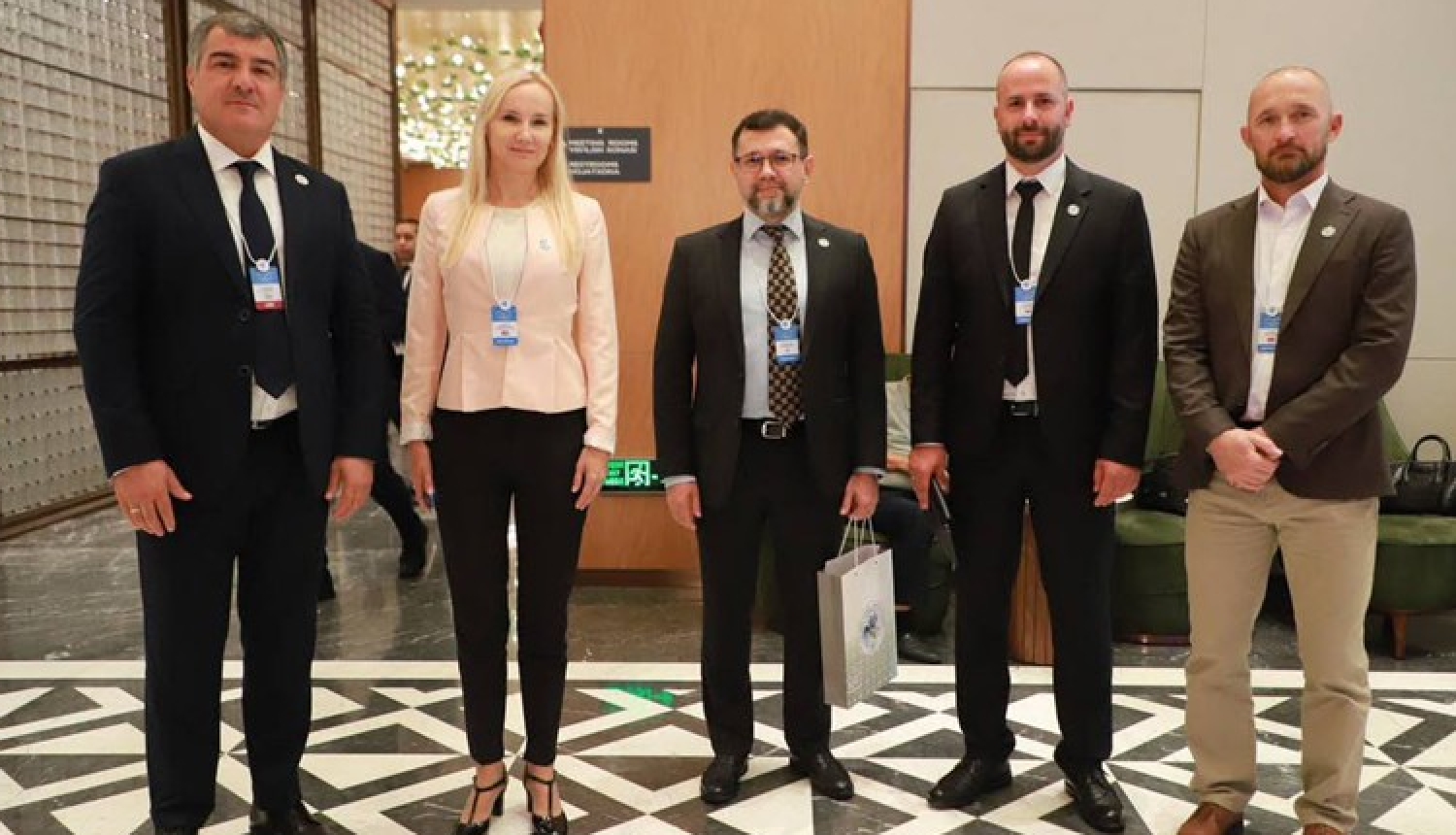 VID MP Kinoloģijas daļas pārstāvji V. Bikovskis un S. Romanovska kopā ar Uzbekistānas muitas komitejas priekšsēdētāja vietnieku O. Choriev un ANO Narkotiku un noziedzības apkarošanas biroja pārstāvi S. Atashikov 