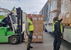 Muitas amatpersonas veic kravas transportlīdzekļa pārbaudi