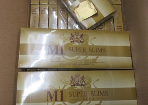 Kartona kastē iepakojumi ar kontrabandas cigaretēm M1 Super Slims Gold 