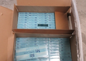 Atvērta kartona kaste ar cigarešu M1 Super Slim Blue iepakojumiem