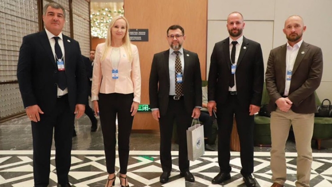 VID MP Kinoloģijas daļas pārstāvji V. Bikovskis un S. Romanovska kopā ar Uzbekistānas muitas komitejas priekšsēdētāja vietnieku O. Choriev un ANO Narkotiku un noziedzības apkarošanas biroja pārstāvi S. Atashikov 