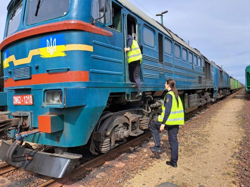VID Muitas pārvaldes pārstāve CELBET 3 starptautiskās misijas laikā piedalās vilciena kontrolē uz Ungārijas–Ukrainas robežas