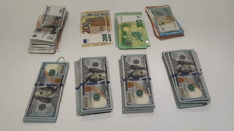 Uz galda izkārtota banknotes dažādās valūtās