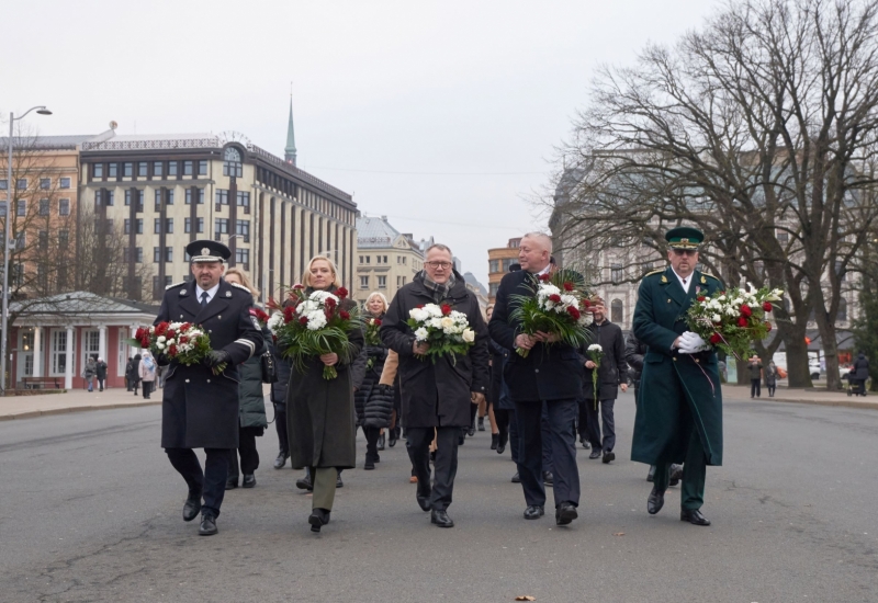 Latvijas muitas dibināšanas 105. gadadienā, noliek ziedus pie Brīvības pieminekļa