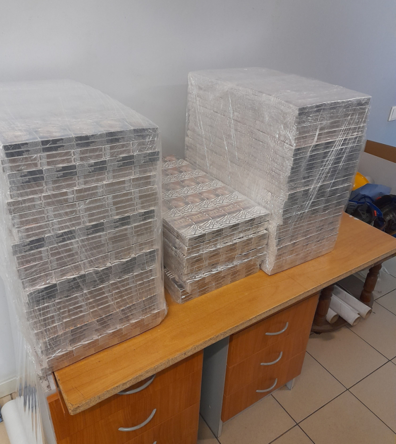 Uz galda stāv 48 000 kontrabandas cigarešu "NZ Gold"