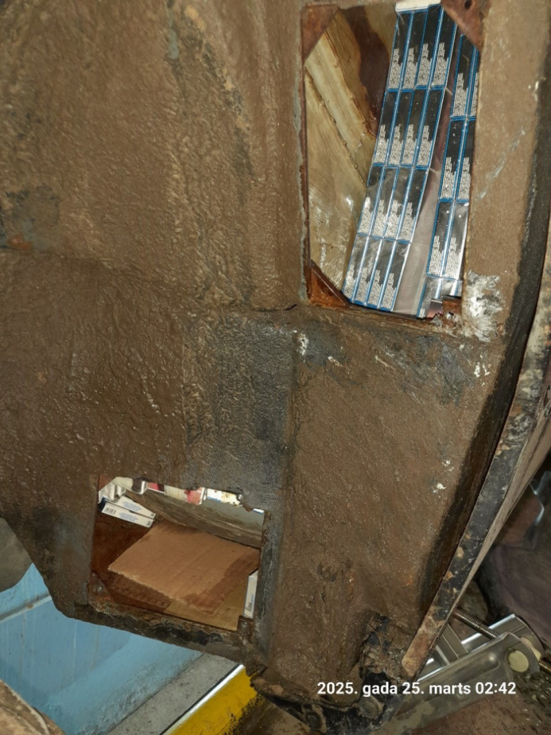 Automašīnā izveidota cigarešu slēptuve tuvplānā 