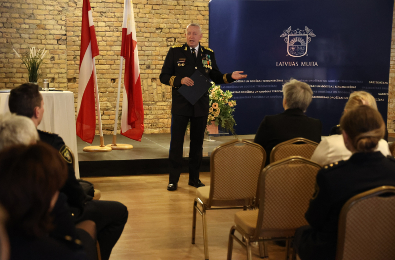 R.Zukuls runā publikas priekšā