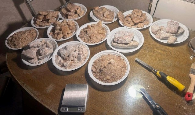 Uz galda vairākos šķīvjos saliktas dažādas narkotiskās vielas 
