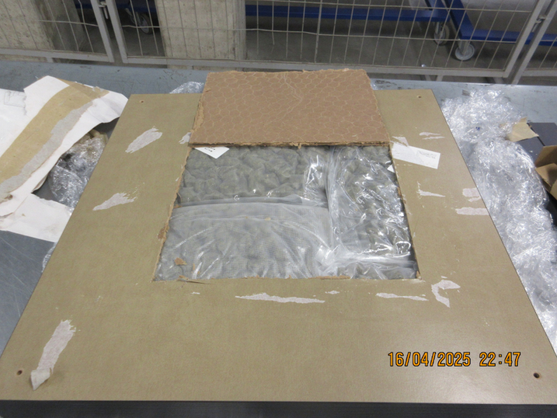 Iedobumā galda virsmā caurspīdīgi iepakojumi ar marihuānu 