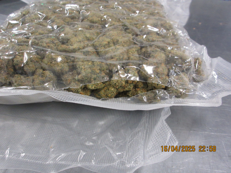 Nedaudz atvērts caurspīdīgs iepakojums ar marihuānu 