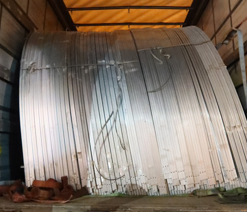 Metāla konstrukciju krava transportlīdzeklī