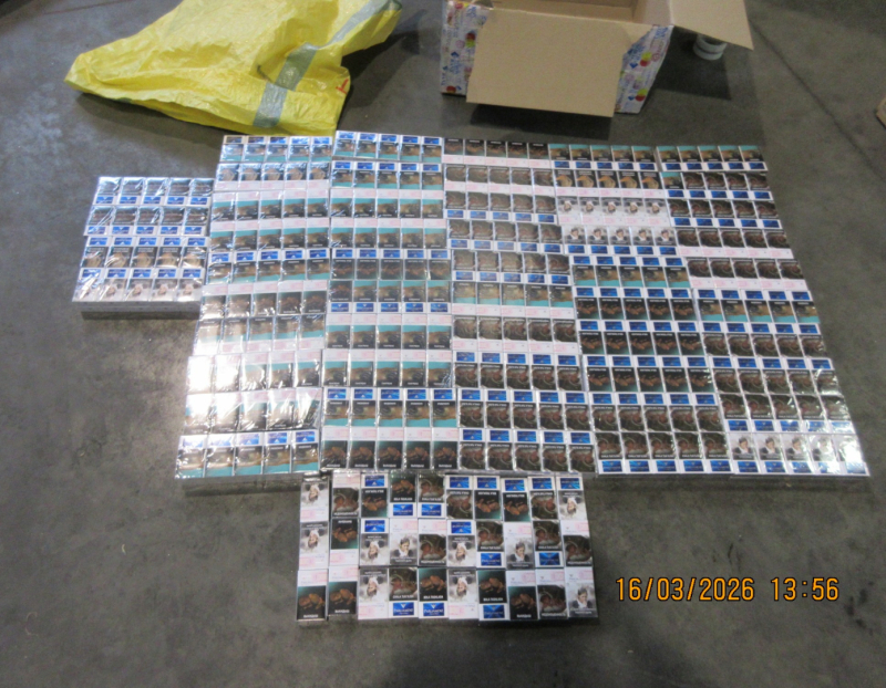 Uz grīdas izkārtotas vairākas kontrabandas cigarešu paciņas