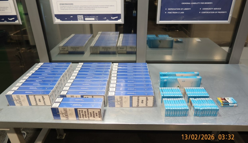 Apskatei izliktas muitas konfiscētās kontrabandas cigarešu paciņas  “Golden Gate”