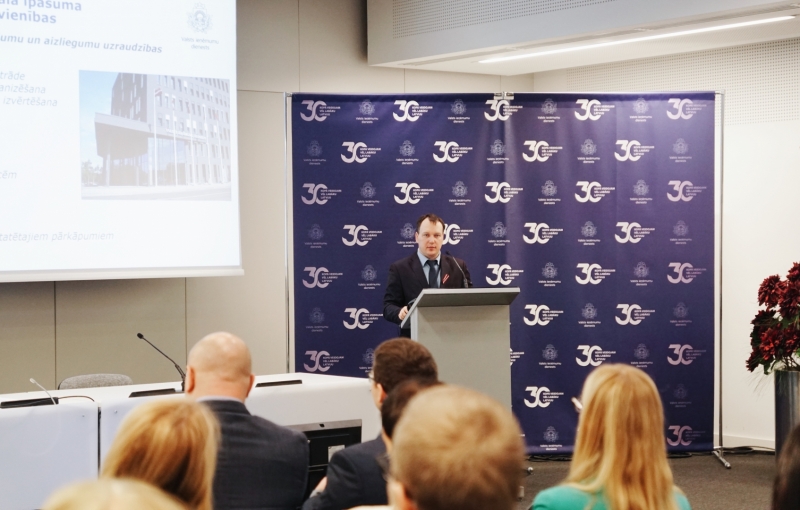 VID Muitas pārvaldes pārstāvis Egīlis Misītis iepazīstina semināra dalībniekus ar Latvijas muitas aktuālajiem jautājumiem 