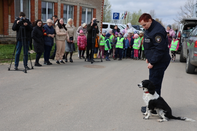 Bērni vēro kinologu paraugdemonstrējumu