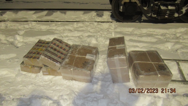 vairākas cigarešu kastes sniegā