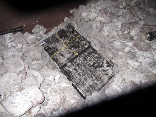 Melnā plēvē ietītas kontrabandas cigaretes čuguna kravā