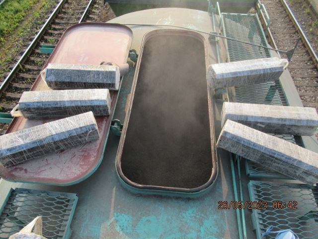 Polietilēnā ietītas cigaretes uz vagona jumta
