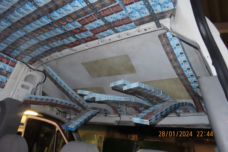 Tiek izņemtas mikroautobusa jumta konstrukcijā paslēptas kontrabandas cigaretes