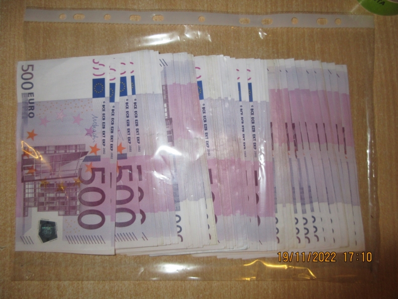 Daudz piecsimt eiro banknotes
