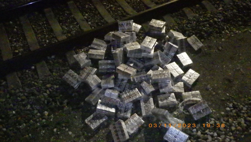 Uz dzelzceļa izbērti daudz plēvē ietīti cigarešu iepakojumi 
