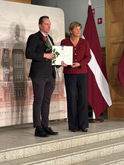 VID Muitas pārvaldes Risku vadības daļas vadītājs Atis Pilāts saņem atzinību