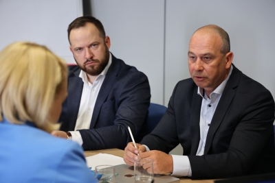 •	Valsts ieņēmumu dienesta ģenerāldirektore Baiba Šmite-Roķe un lauksaimnieku biedrības “Zemnieku saeima” pārstāvji sarunājās