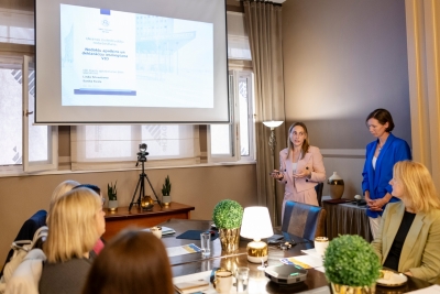 Nodokļu pārvaldes kolēģes Linda Silvestrova un Sanita Kvāla prezentējot 