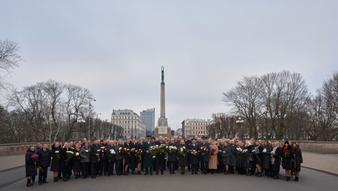 Latvijas muitas pārstāvji tās dibināšanas 105. gadadienā pie Brīvības pieminekļa