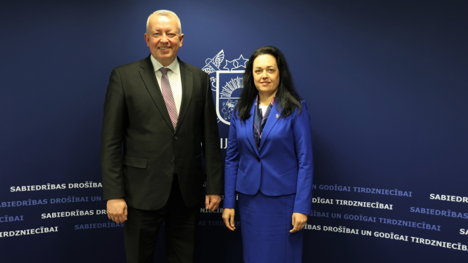 Moldovas ārkārtējā un pilnvarotā vēstniece Latvijā Mihaela Mokanu un VID ģenerāldirektora vietnieks muitas jomā, Muitas pārvaldes direktors Raimonds Zukuls